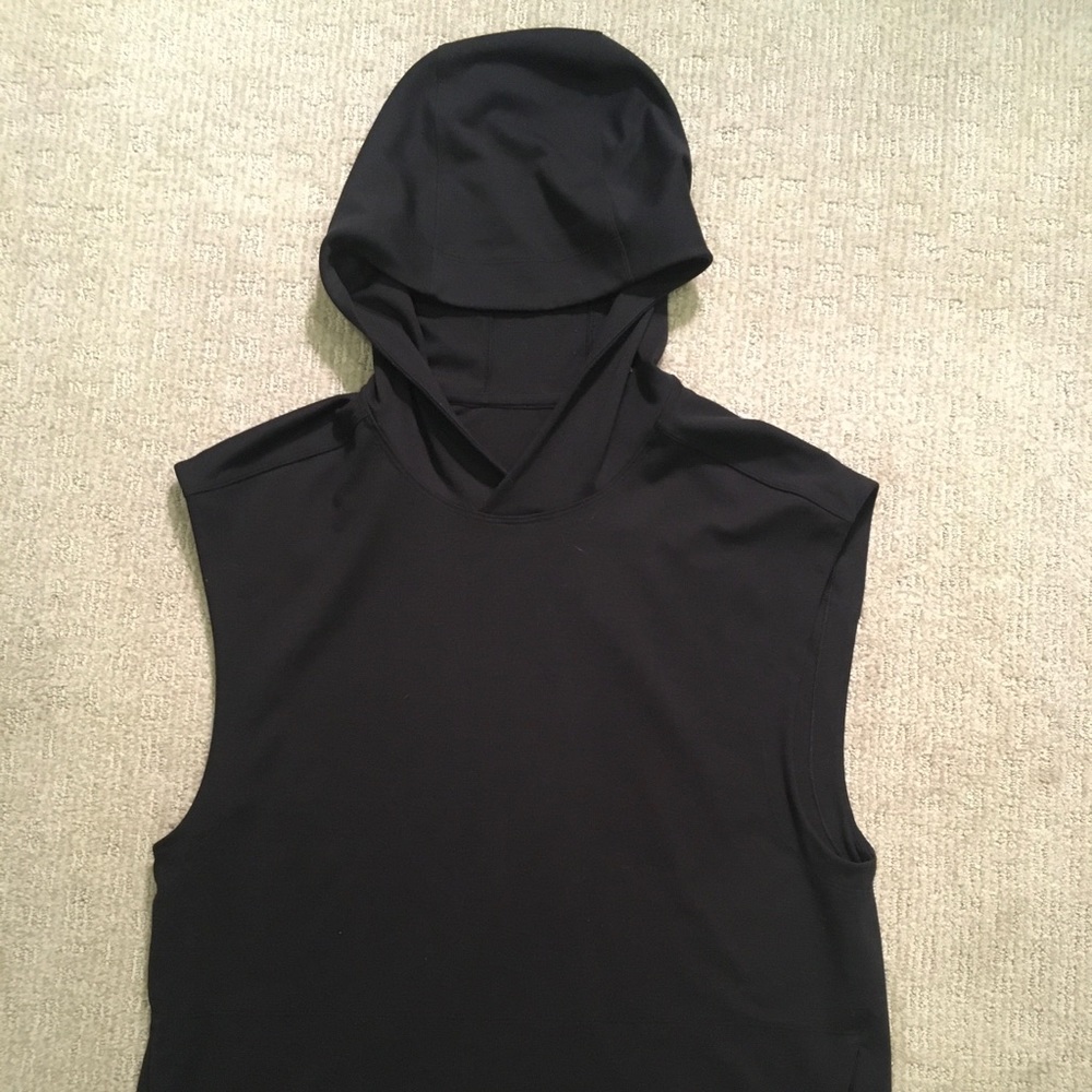 Lululemon men’s early up ss hoodie. Size M.